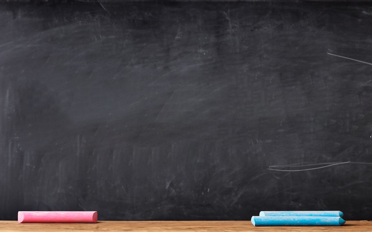 Des élèves lèvent la main en classe